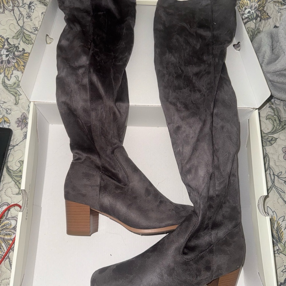 Elegant Black Knee-High Boots
